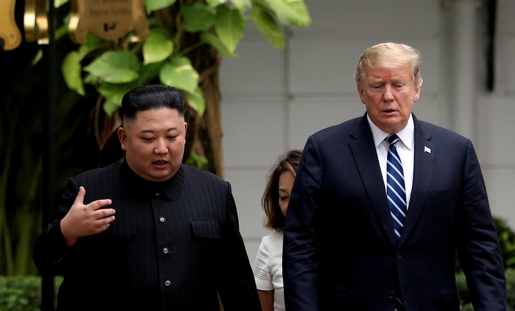 Kim Jong Unas (kairėje) ir Donaldas Trumpas