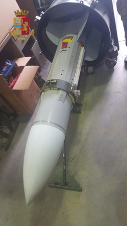 Italijoje iš kraštutinių dešiniųjų šalininkų konfiskuota ginklų ir raketa