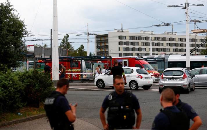 Prancūzijoje iešmu ir peiliu apsiginklavęs vyras puolė žmones, yra aukų