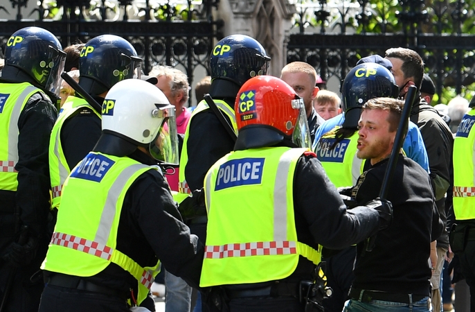 Nepaisydami policijos įspėjimų, Londone protestavo šimtai aktyvistų