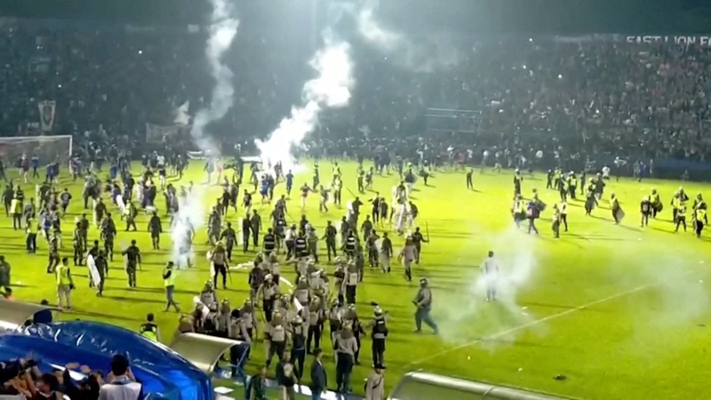 Tragedija futbolo stadione: per riaušes ir spūstį žuvo mažiausiai 125 žmonės