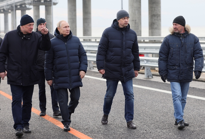 V. Putinas aplankė Krymo tiltą po spalį įvykusio sprogimo