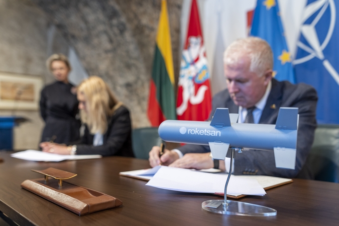 KAM pasirašė sutartį dėl dronų kamikadzių įsigijimo Ukrainai