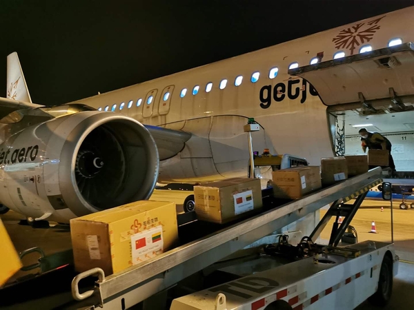 Į Lietuvą iš Kinijos keliauja 300 tūkst. testų ir reagentų