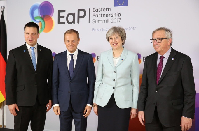 Theresa May (antra iš dešinės)