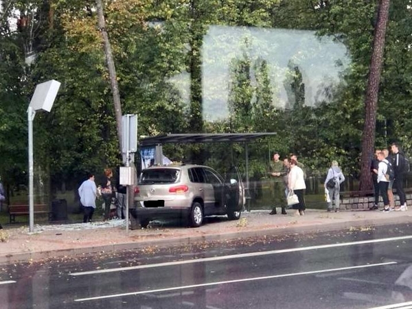 Klaipėdoje vairuotoja taranavo autobusų stotelę