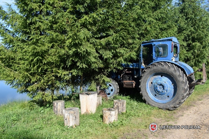 Šilalės rajone vandalai apgadino trijų namų ir bažnyčios kiemuose buvusius daiktus