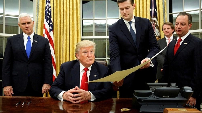 Donaldas Trumpas (viduryje)