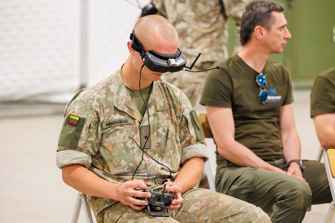 Kariuomenė tikisi per kelerius metus pramokti valdyti FPV dronus-kamikadzes