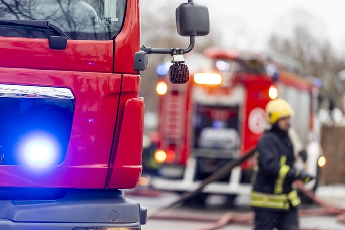Sostinėje atvira liepsna degė statomas namas