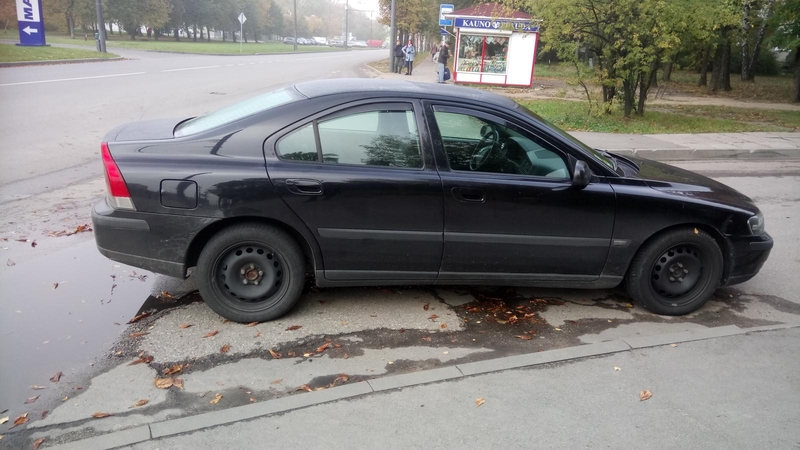 Automobilio pastatymas bado akis, tačiau bausti policininkai negali