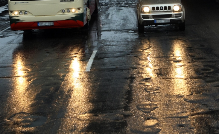Ant kelių dangų susiformavo plikledis