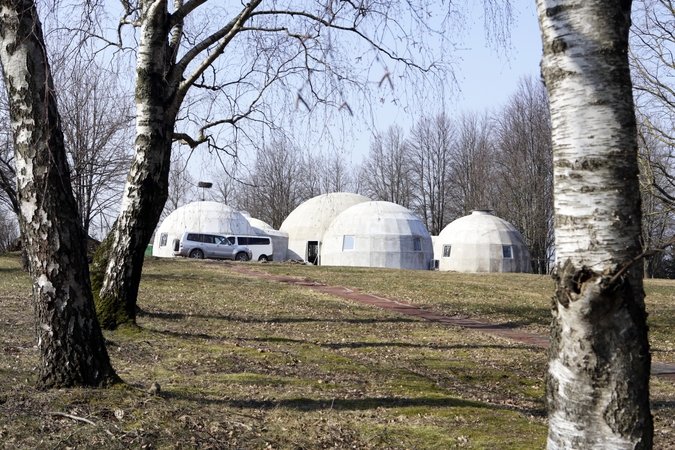  Egzotiška: apvalios formos vaikų lauko darželio pastatai iš tolo traukia žvilgsnį.