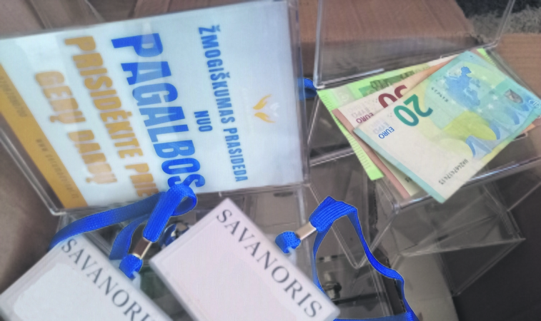 Darbas: labdaros fondo steigėjas norėjo, kad moterys su vaikais kaišiotų klaipėdiečiams gėles ir prašytų įdėti į dėžutę pinigų.