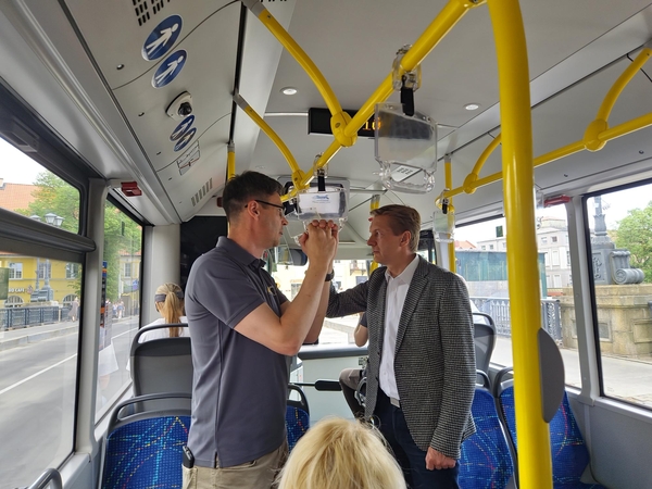 Patogumas: uostamiesčio meras A. Vaitkus irgi išbandė naująją sistemą, o „Klaipėdos keleivinio transporto“ direktoriaus pavaduotojas A. Samuilovas patikino, kad greitu metu ji veiks visuose autobusuose.