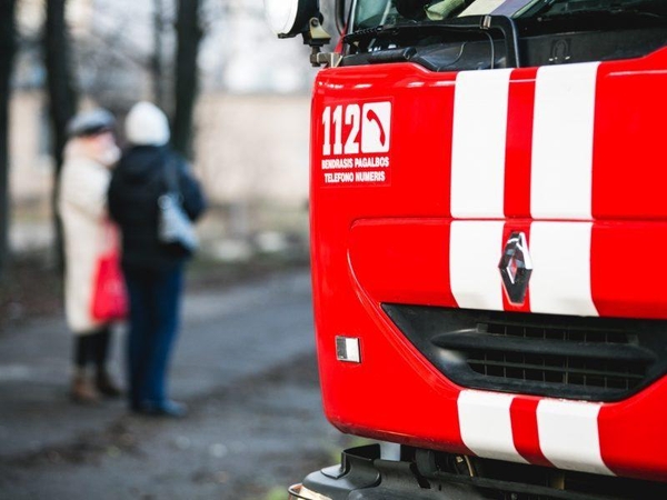 Prienų rajone dega medinis namas