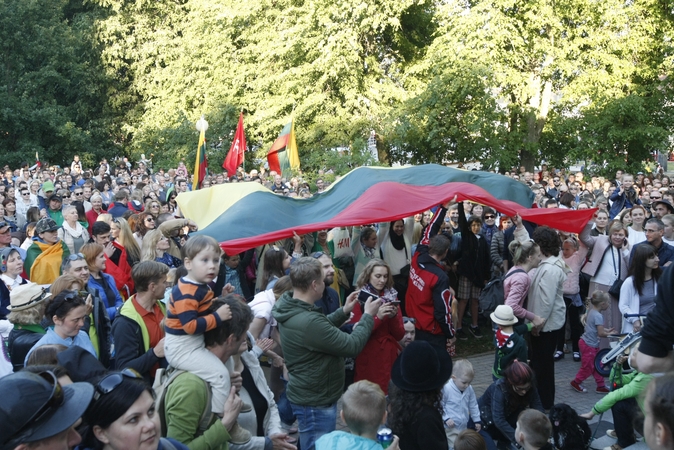 Tradicija: paprastai daugiausiai žmonių „Tautišką giesmę“ gieda Teatro aikštėje.