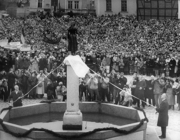 Šventė: į "Taravos Anikės" atidengimo ceremoniją susirinko keli tūkstančiai klaipėdiečių.