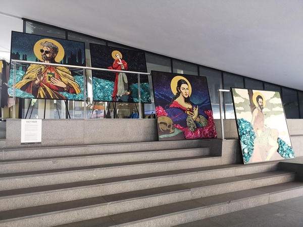 Sukrėsti užterštos gamtos „papuošė“ žymiausių lietuvių portretus atliekomis