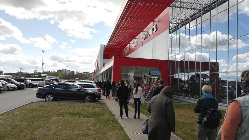 Klaipėdiečiai suskubo pirkti prekių remontui ir gėlių