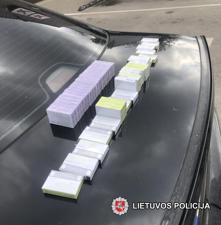 Moterys policijos pareigūnams siūlė save, jaunuoliai – nelegalių cigarečių
