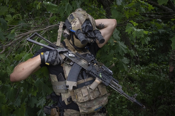Lenkija žada aprūpinti Ukrainos pareigūnus automatais ir šoviniais