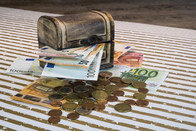 Lietuvoje vyrai dažniau investuoja, moterys – taupo ir planuoja