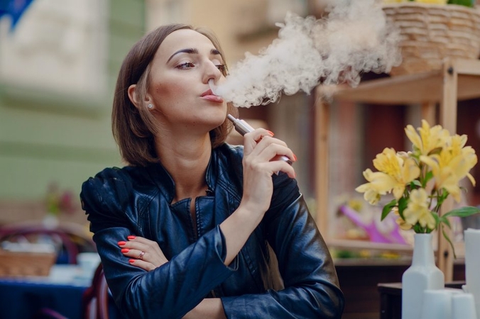 Seimas svarstys, ar leisti elektroninėmis cigaretėmis prekiauti tik vaistinėse