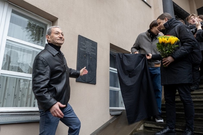 Ceremonija: atminimo lenta papuošė pastatą, kuriame H. Perelšteinas gyveno dešimt metų.