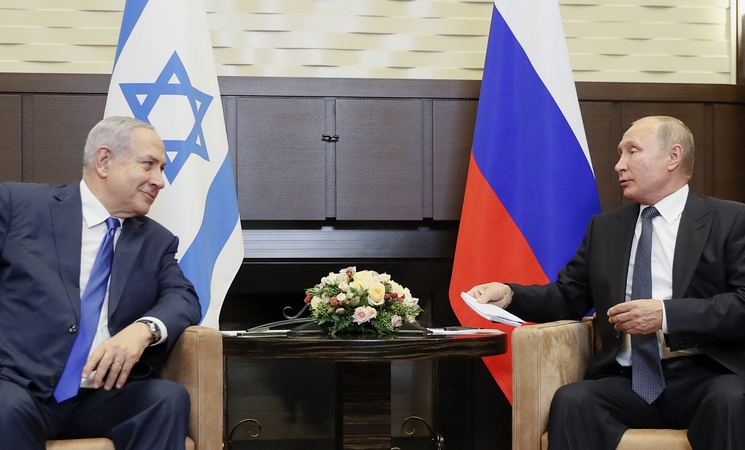 Benjaminas Netanyahu (kairėje) ir Vladimiras Putinas