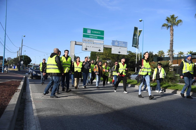 Prancūzijos „geltonosios liemenės“ protestuos ir šeštadienį bei Naujųjų išvakarėse