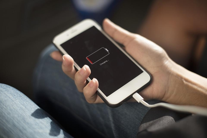 Ekspertai: žmonės marina telefonų baterijas