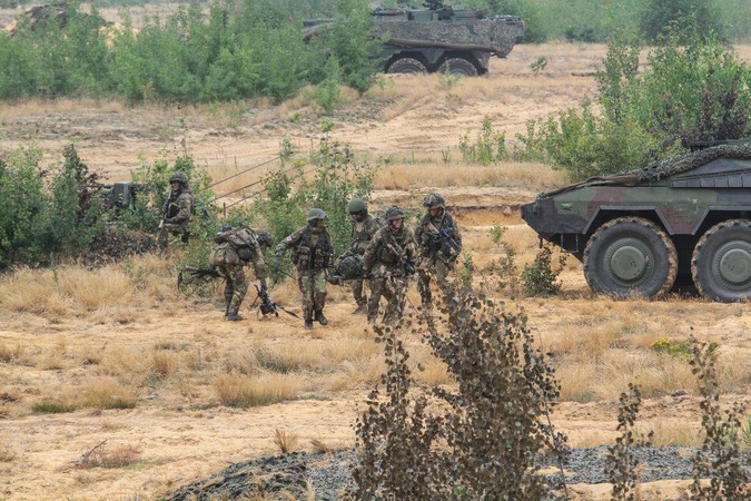 Pabradės poligone pratybų metu karių mašina atsitrenkė į medį: yra nukentėjusiųjų