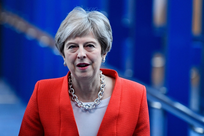Jungtinės Karalystės premjerės partijos nariai atmeta jos planą dėl „Brexit“