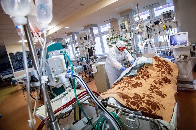 Šalies ligoninėse nuo koronaviruso gydoma 818 žmonių, 74 – reanimacijoje