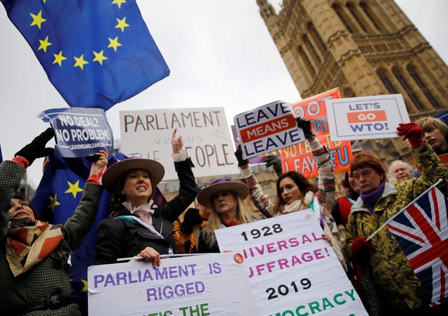 Besivaidijantys JK politikai artėjant „Brexit“ ieško galimybių susitelkti