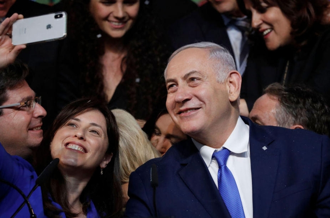 B. Netanyahu po rinkimų pergalės siekia suformuoti dešiniojo sparno vyriausybę