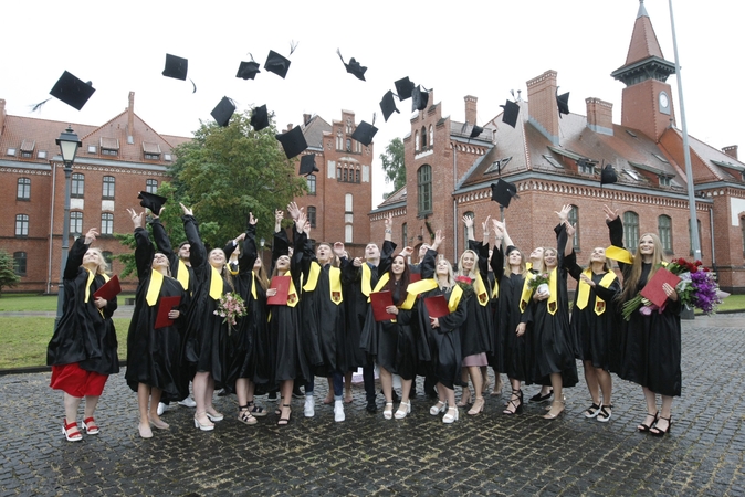 Klaipėdos universiteto absolventams įteikti diplomai
