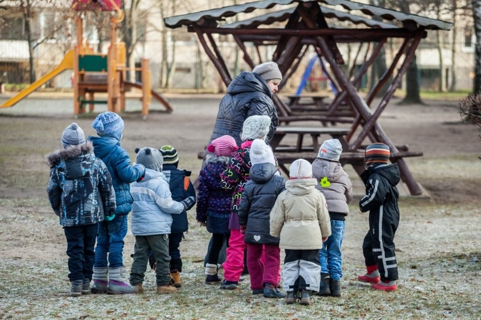 Klaipėdos darželyje – keisti žaidimai: užfiksavo, kaip būrelis berniukų smurtavo prieš mergaitę