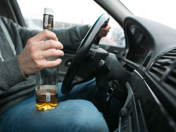 Neblaivus vyras užmigo nuo kelio nuvažiavusiame automobilyje