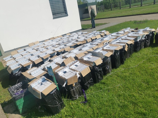 Pasieniečiai Šalčininkų rajone sulaikė du gyventojus su 200 tūkst. eurų vertės pakelių cigarečių