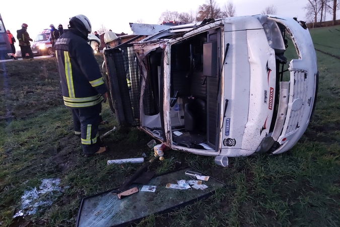 Į ligoninę komos būklės paguldytas Šiaulių rajone apvirtusio automobilio vairuotojas