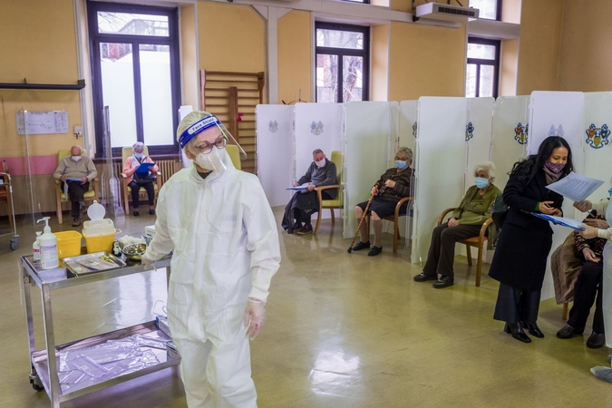 EK: liepą nuo COVID-19 paskiepytų suaugusių gyventojų skaičius ES gali pasiekti 70 proc.