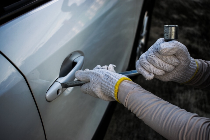 Kėdainiuose iš namo kiemo pavogtas automobilis, pirties – televizorius ir pinigai