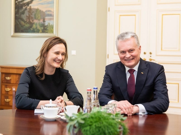 Po susitikimo su Seimo pirmininke G. Nausėda nesiizoliuos