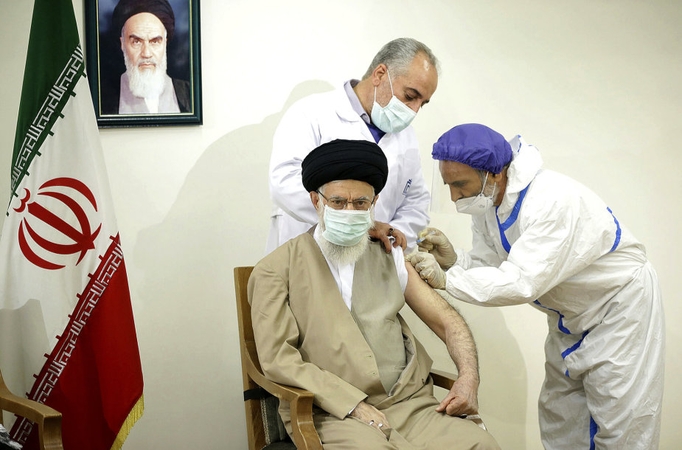 Irano aukščiausiasis lyderis paskiepytas nuo COVID-19 iranietiška vakcina