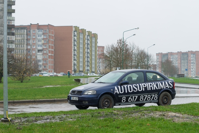 Reklaminiai automobiliai – miesto siaubas: gyventojai skundžiasi dėl trikdomo eismo