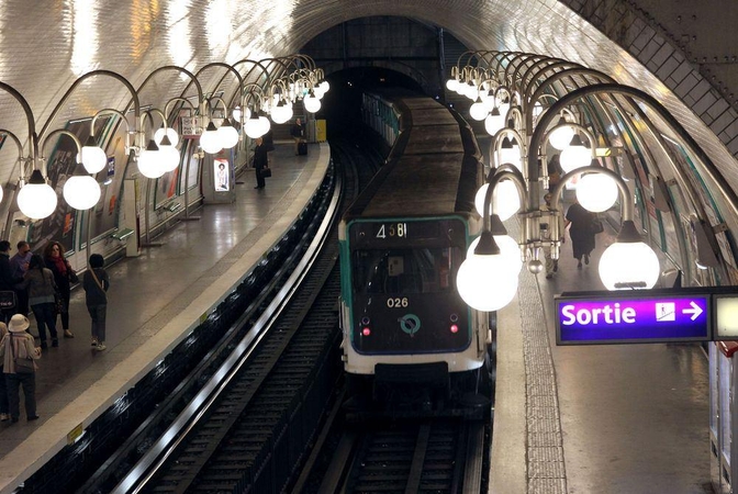 Paryžiaus metropolitene vienas vyras aplietas rūgštimi