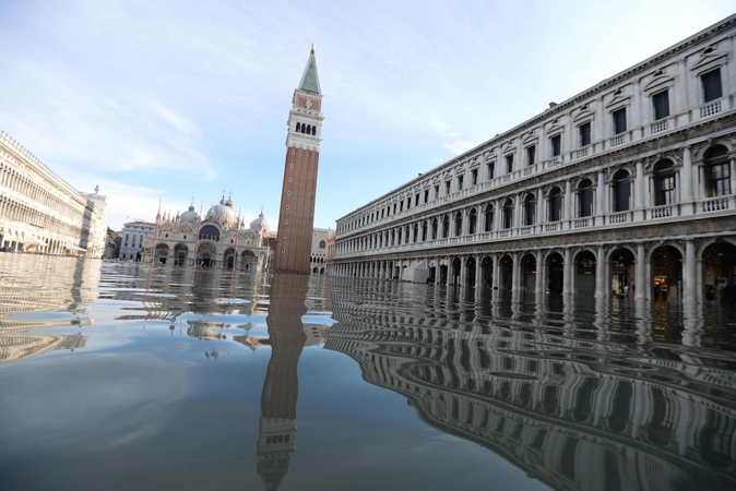 Vandens lygis potvynio užlietoje Venecijoje išlieka aukštas
