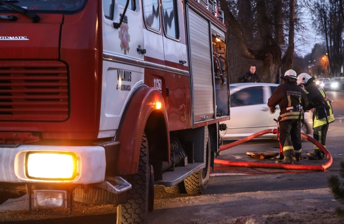 Savaitgalį skendo gyventojai, degė pastatai, žemės ūkio technika ir grūdai